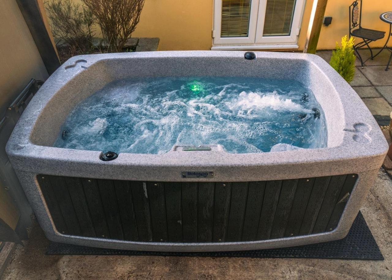 The Retreat, Own Hot Tub, Romantic Escape, Near Lyme Regis Exterior foto